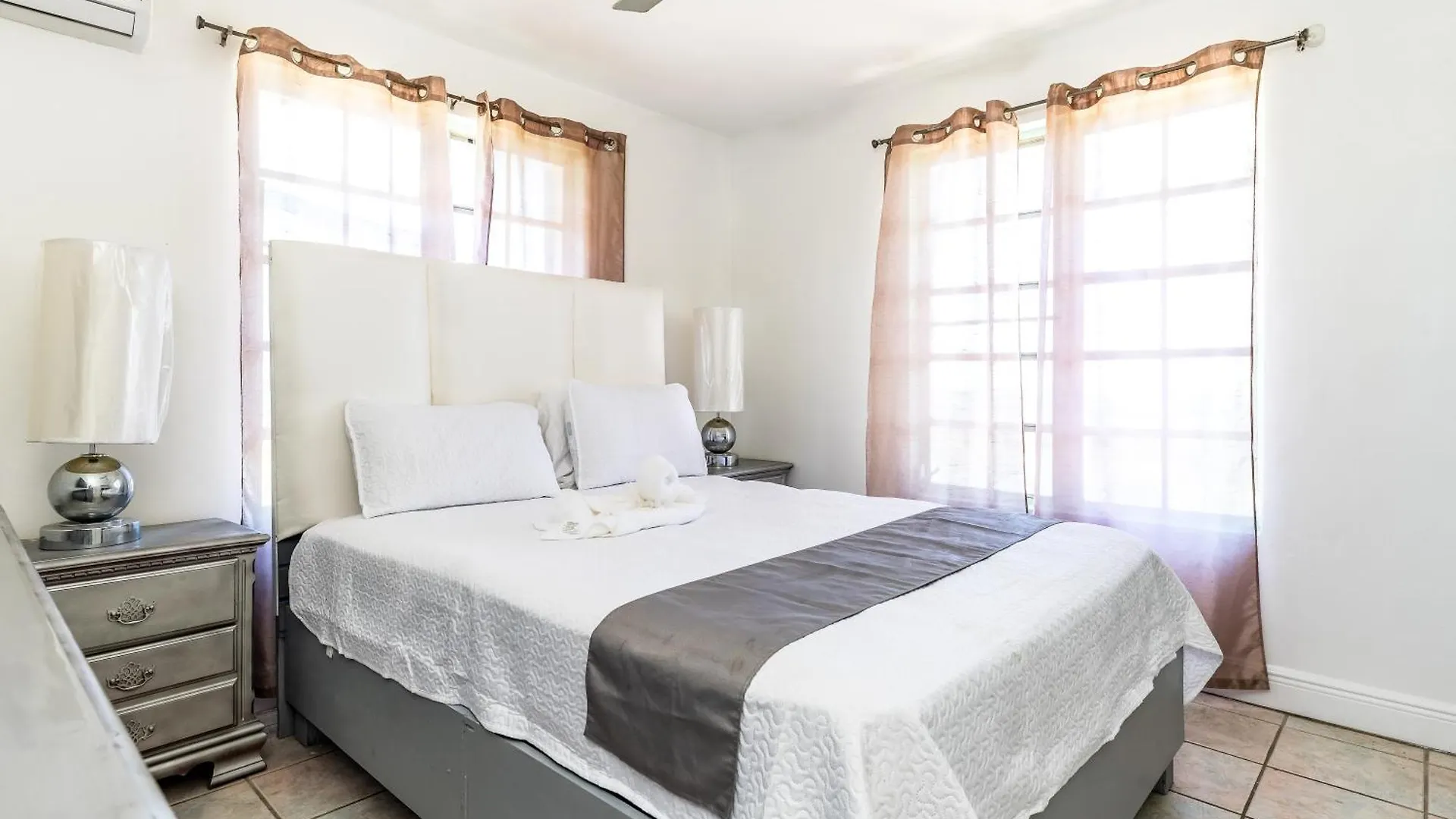Waterside Home, Shaded Whirlpool Spa, Outdoor Dining, Smart Tv, Amazon Prime Five Cays Settlement Feriehus