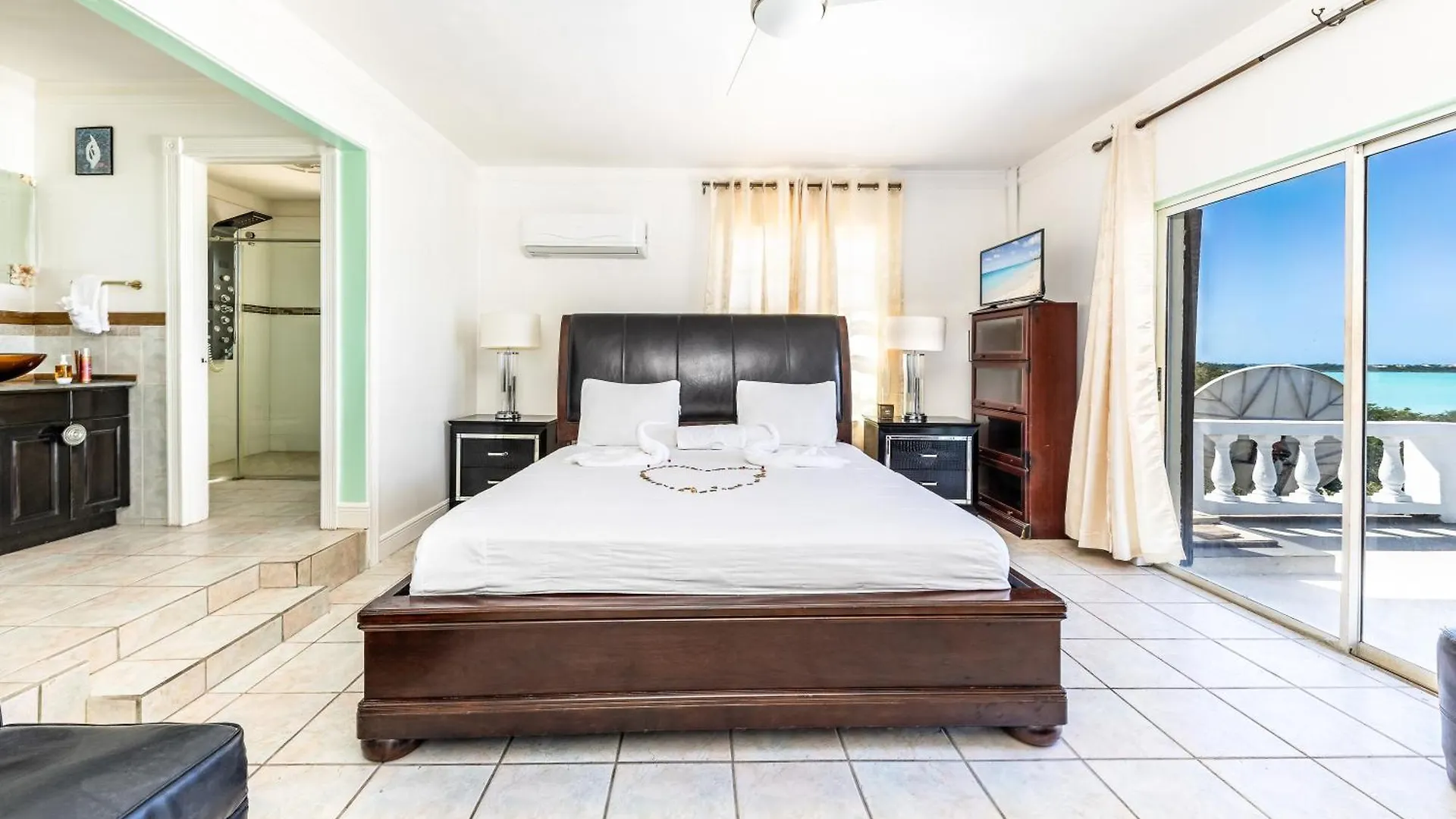 Waterside Home, Shaded Whirlpool Spa, Outdoor Dining, Smart Tv, Amazon Prime Five Cays Settlement Turks og Caicos Islands